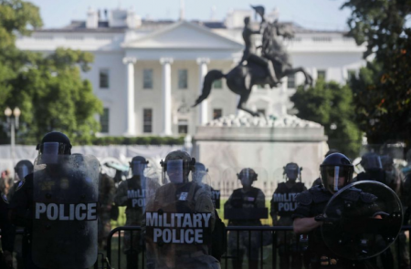  White House : Trump says he is assembling 'intensely equipped' military to stop fights